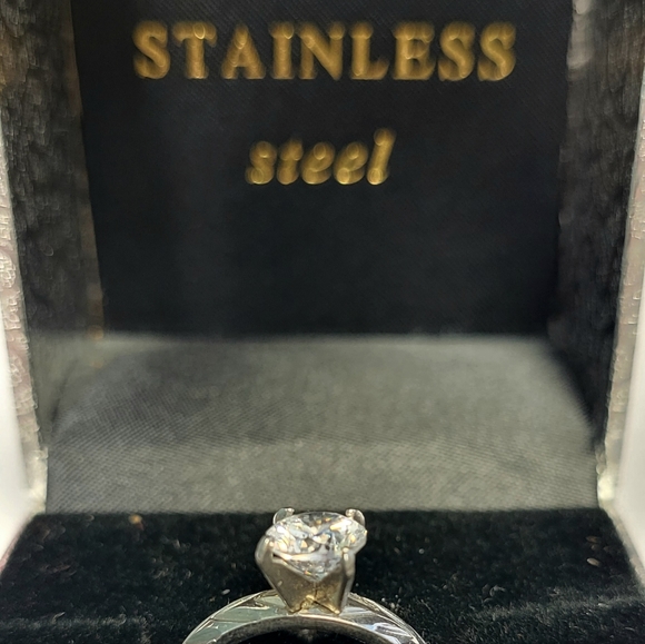 Stainless steel 1 carat round CZ brilliant stone size 8.5 - Picture 5 of 6